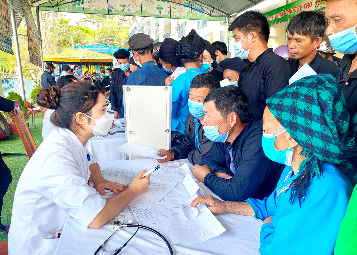 Đoàn Thanh niên Bệnh viện Đa khoa tỉnh khám, phát thuốc miễn phí cho người dân xã Pố Lồ (Hoàng Su Phì).
