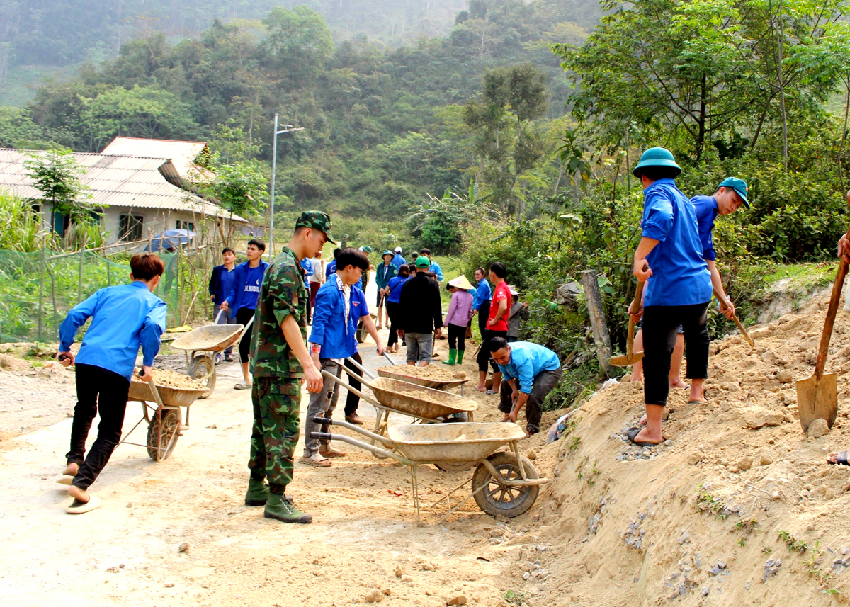  Đoàn viên thanh niên làm đường bê tông nông thôn tại xã Kim Linh (Vị Xuyên).
