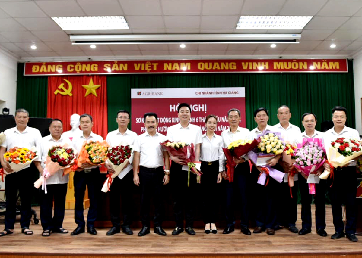 Đồng chí Nguyễn Trung Tuyến, Bí thư Đảng ủy, Giám đốc Agribank Hà Giang trao các Quyết định khen thưởng của HĐQT, Tổng giám đốc Agribank cho các cá nhân, tập thể đạt thành tích cao năm 2022.