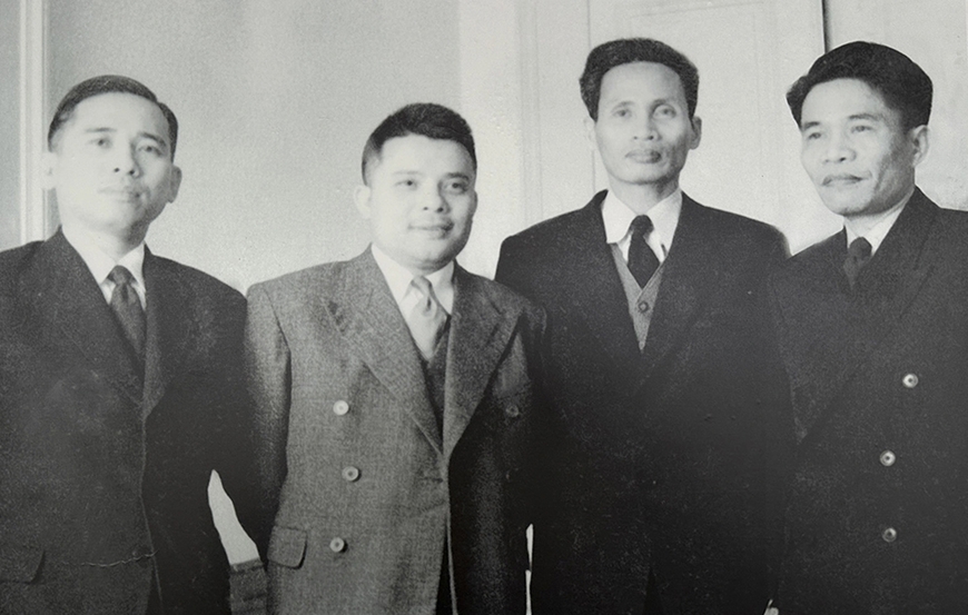 Các thành viên đoàn đại biểu Việt Nam Dân chủ cộng hòa tham dự Hội nghị Geneva năm 1954. Ảnh tư liệu.