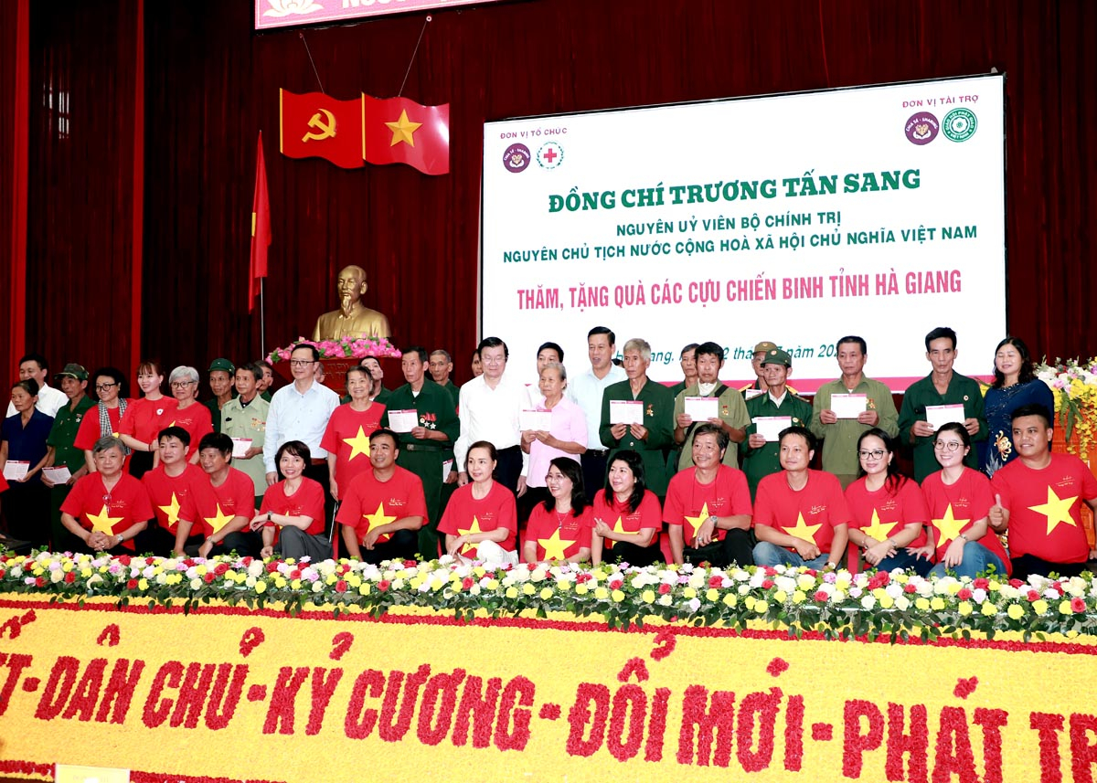 Nguyên Chủ tịch nước Trương Tấn Sang cùng đoàn công tác và Nhóm thiện nguyện “Chia sẻ - Sharing” trao Sổ tiết kiệm cho các cựu chiến binh và gia đình chính sách có hoàn cảnh đặc biệt khó khăn.