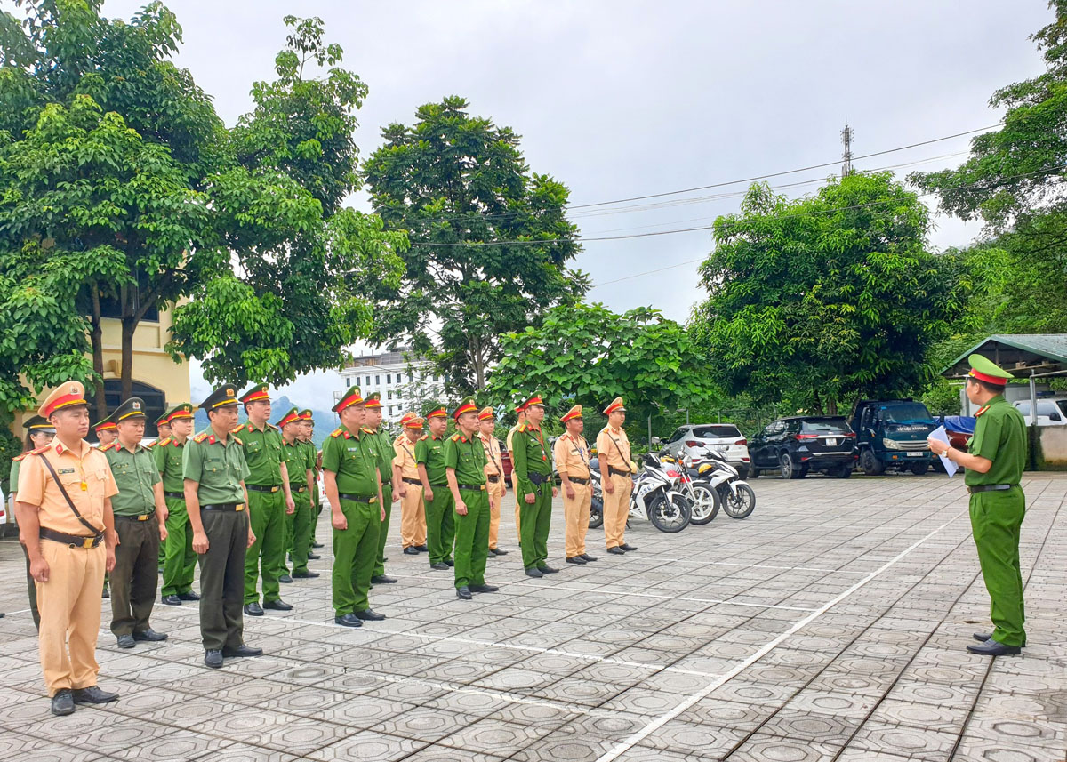 Công an huyện Yên Minh tổ chức ra quân cao điểm.