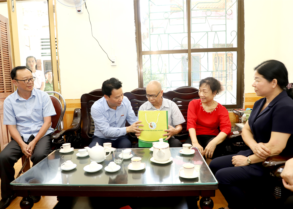 Bộ trưởng Bộ TN&MT Đặng Quốc Khánh cùng đoàn công tác tới thăm, tặng quà thương binh Hoàng Tiến Sinh, tổ 21, phường Minh Khai