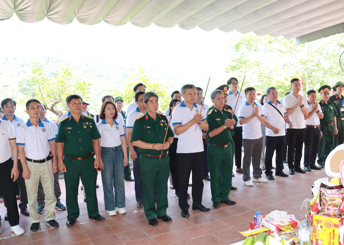 Các đại biểu dâng hương tưởng nhớ các Anh hùng liệt sỹ tại Đền thờ các Anh hùng liệt sỹ trên Điểm cao 468.