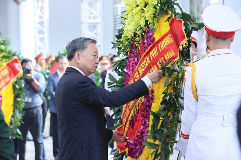 President To Lam pays respects to General Secretary Nguyen Phu Trong. 