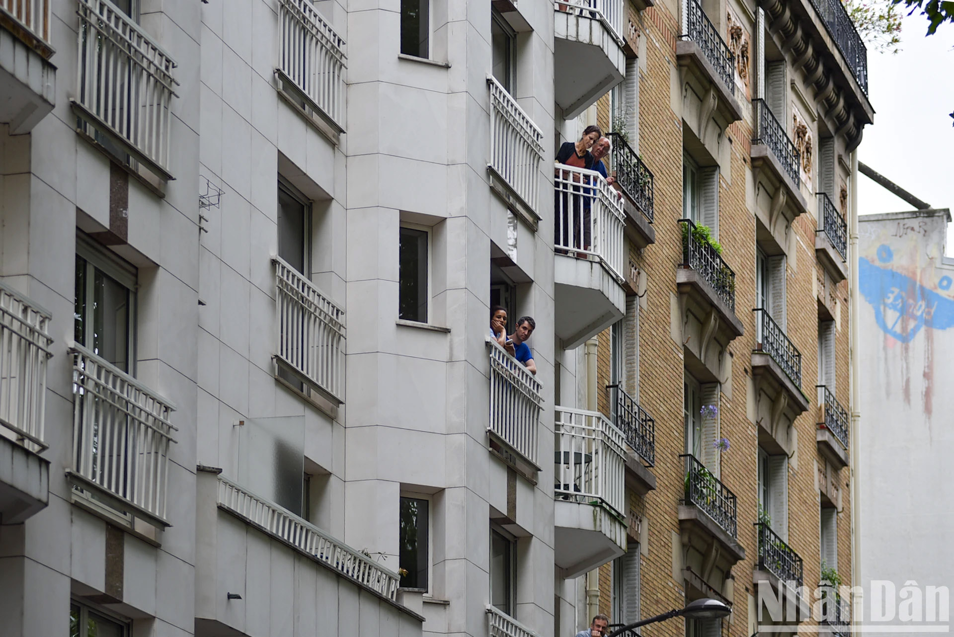 Trong hai ngày 14 và 15/7, rước đuốc trải dài trên 60km tại thủ đô Paris, đoàn rước đuốc gồm 540 người chạy tiếp sức đúng 200m sẽ đi ngang qua nhiều địa điểm lịch sử hoặc gắn bó với những sự kiện đáng nhớ của nước Pháp như tòa nhà Quốc hội, quảng trường Bastille, quảng trường Concorde, quảng trường Vosges, nhà thờ Đức Bà Notre-Dame, bảo tàng Louvre, “lá phổi xanh của thành phố” rừng Vincennes, công viên Buttes Chaumont… (Ảnh: MINH DUY)

