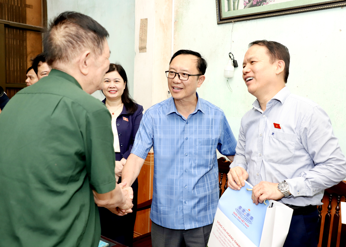 Chủ nhiệm Ủy ban Pháp luật Quốc hội Hoàng Thanh Tùng và Phó Bí thư Thường trực Tỉnh ủy, Chủ tịch HĐND tỉnh Thào Hồng Sơn thăm hỏi, tặng quà thương binh Hoàng Ngọc Vấn