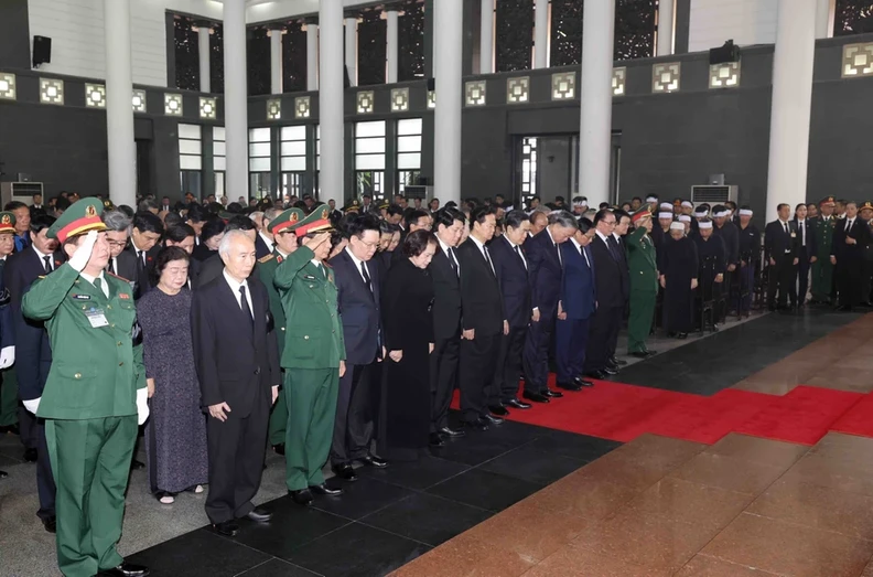 The delegation of the Central Committee of the Communist Party of Vietnam, led by Politburo member and President To Lam pays respects to General Secretary Nguyen Phu Trong.