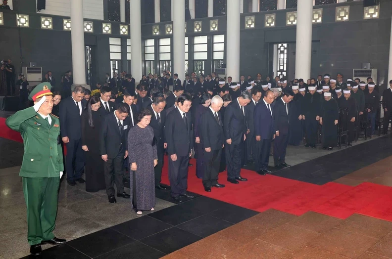 The delegation of Presidents Office, led by Politburo member and President To Lam pays respects to General Secretary Nguyen Phu Trong. 