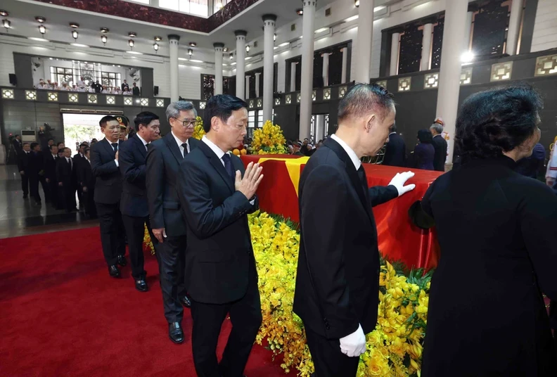 The delegation of the Central Committee of the Communist Party of Vietnam pays respects to General Secretary Nguyen Phu Trong.