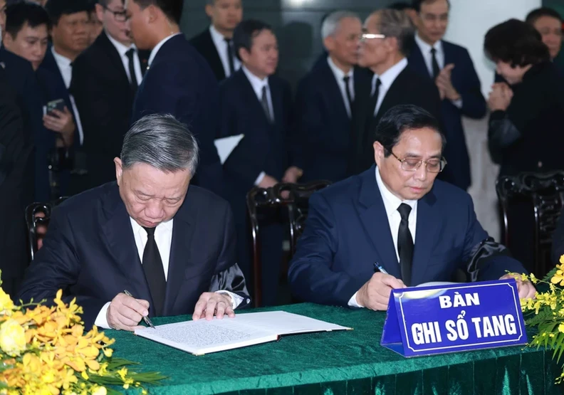 President To Lam and Prime Minister Pham Minh Chinh sign the condolence book for General Secretary Nguyen Phu Trong.