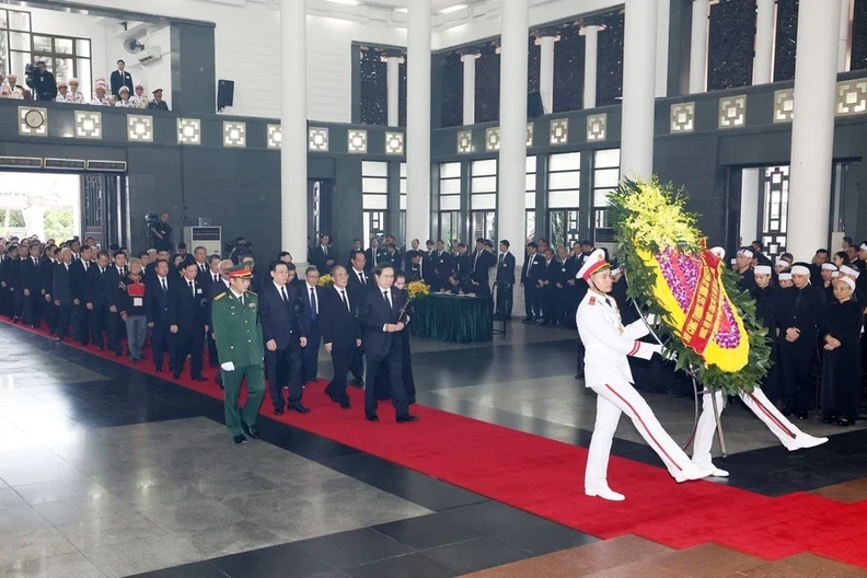 The delegation of the National Assembly, led by Politburo member and Chairman of the National Assembly Tran Thanh Man, pays respects to General Secretary Nguyen Phu Trong. 