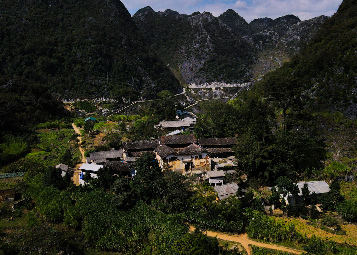 Owned by the Vu Family, the over 100-year-old house lies hidden behind a mountain in a secluded valley in Ha Sung Village, Lung Tao Commune. The structure boasts grand architecture distinct from all others in the locality.