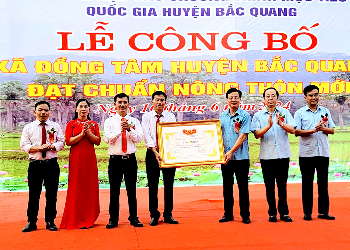 Tran Quang Minh, Head of the Ha Giang Provincial Party Committee’s inspection commission, and Bac Quang District leaders present a certificate recognising Huu San as a new rural area.