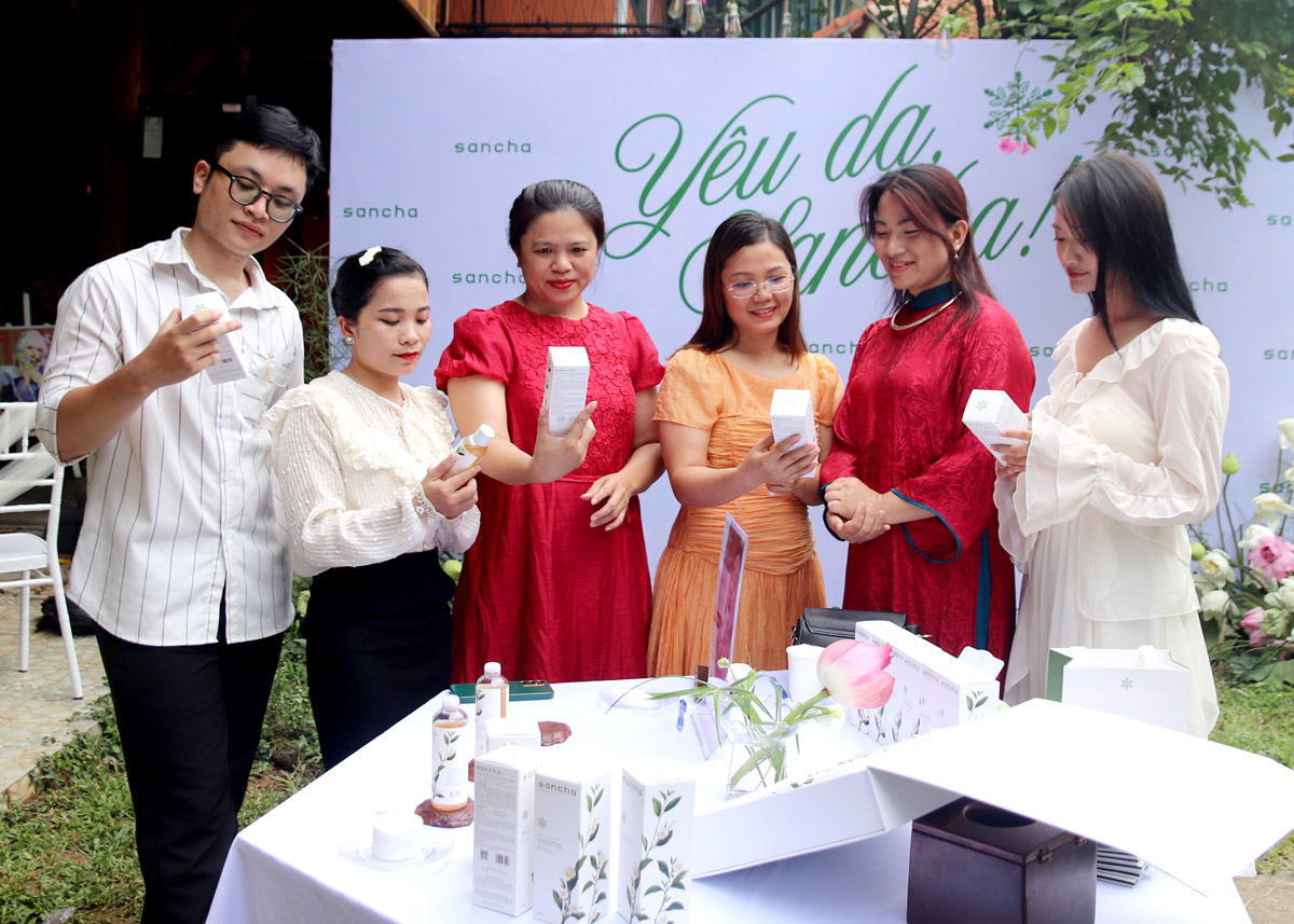 Delegates experience products from the Sancha Cosmetics brand.