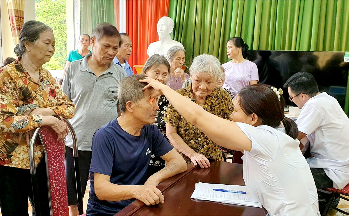 Nhiều người cao tuổi trên địa bàn xã Ngọc Đường được các y, bác sỹ tư vấn, khám, sàng lọc các bệnh thường gặp