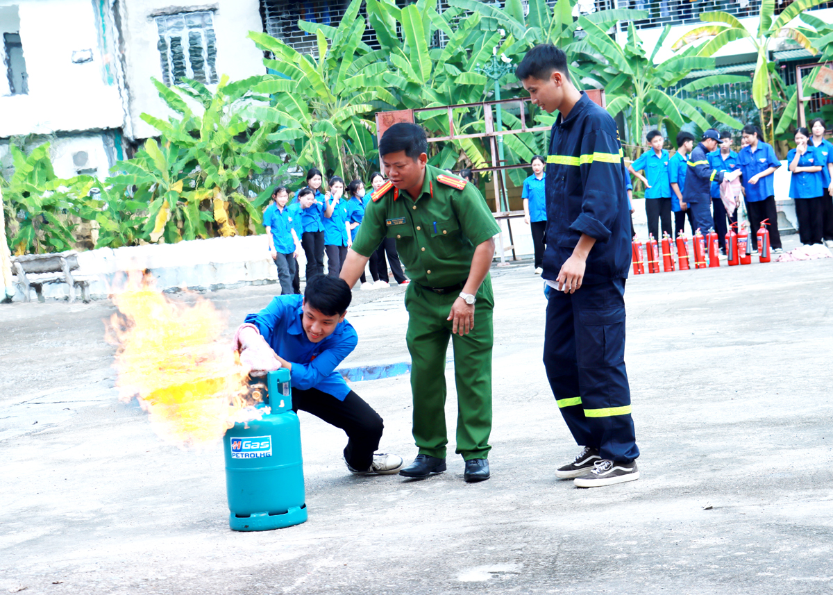 Đoàn viên, thanh niên thực hành chữa cháy.