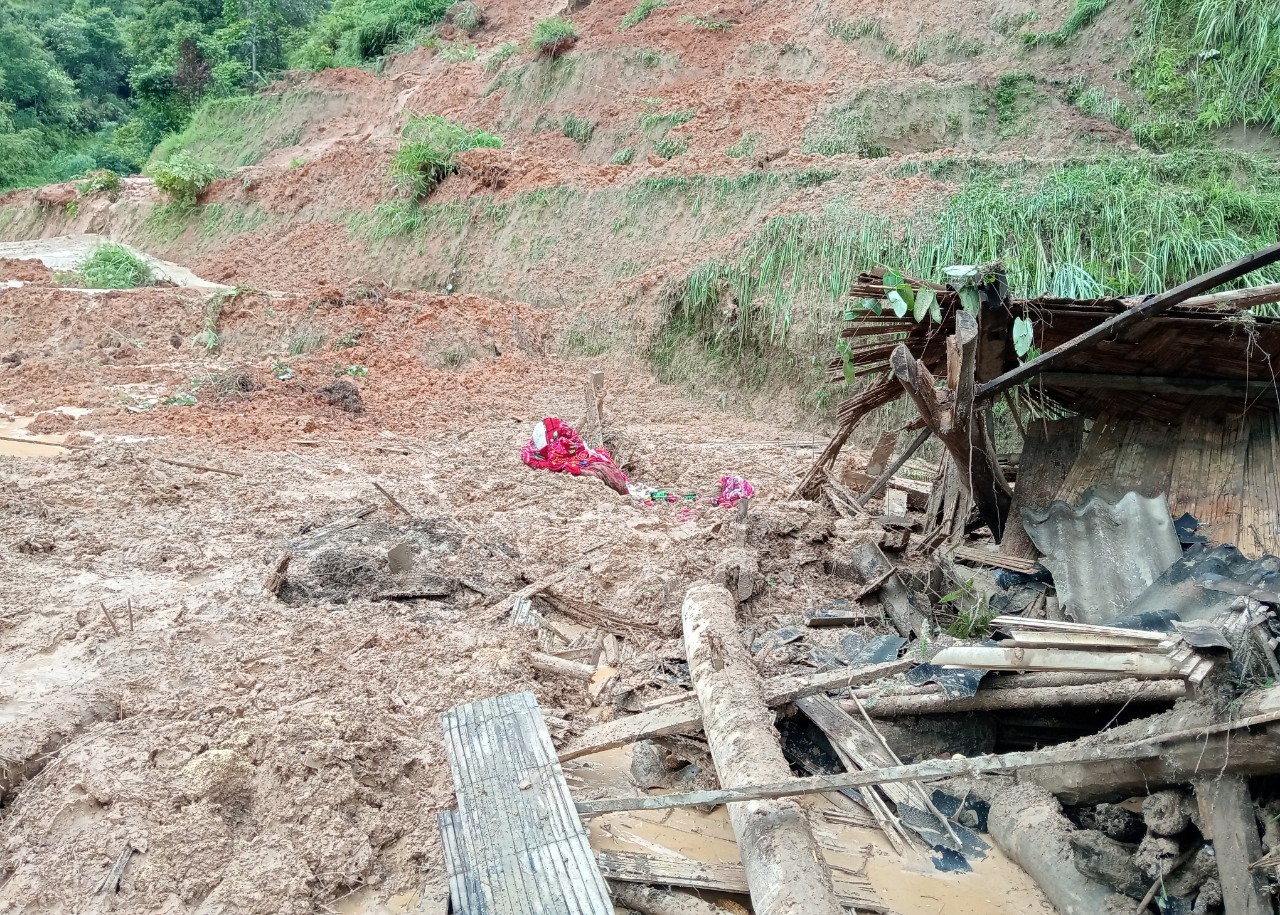 Đất, đá sạt lở làm sập nhà hoàn toàn, khiến cháu Vàng Văn Định, thôn Quyết Tiến, xã Tả Sử Choóng (Hoàng Su Phì) tử vong