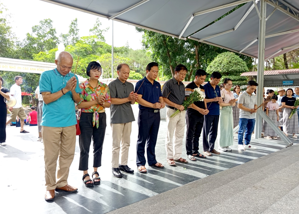 Đoàn dâng hoa, dâng hương tưởng nhớ 10 nữ Liệt sỹ thanh niên xung phong tại ngã ba Đồng Lộc