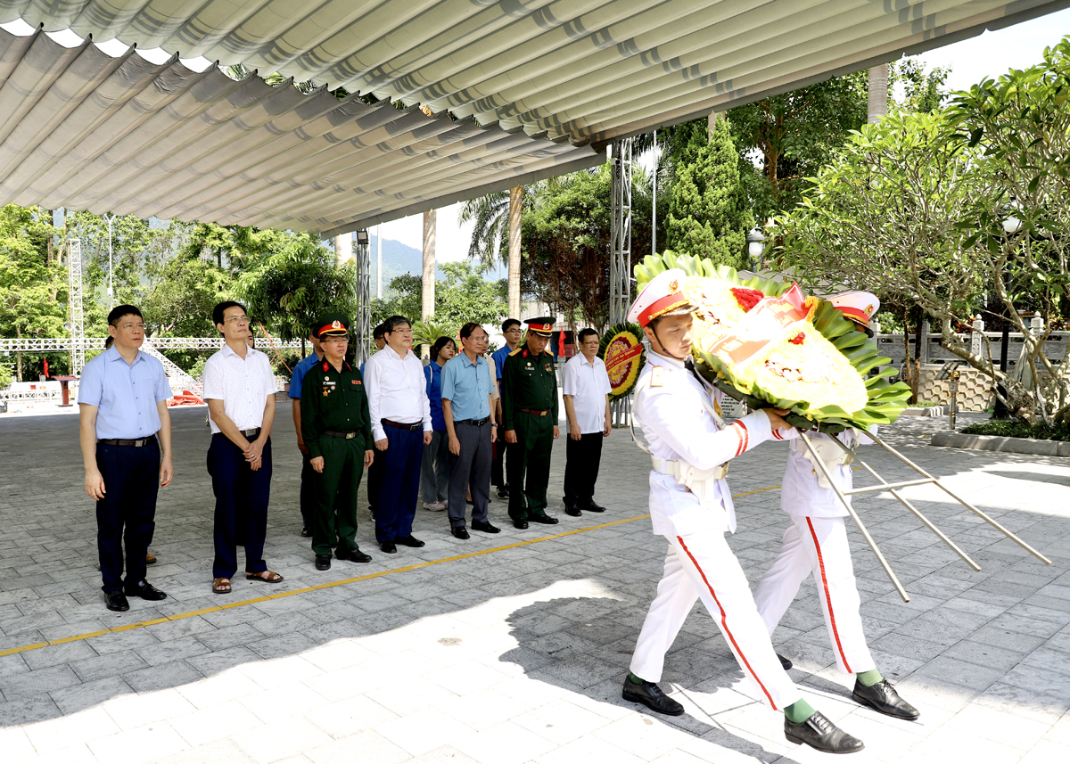 Đoàn dâng lẵng hoa tưởng nhớ các AHLS tại Tượng đài Tổ quốc ghi công trong khuôn viên Nghĩa trang Liệt sỹ Quốc gia Vị Xuyên