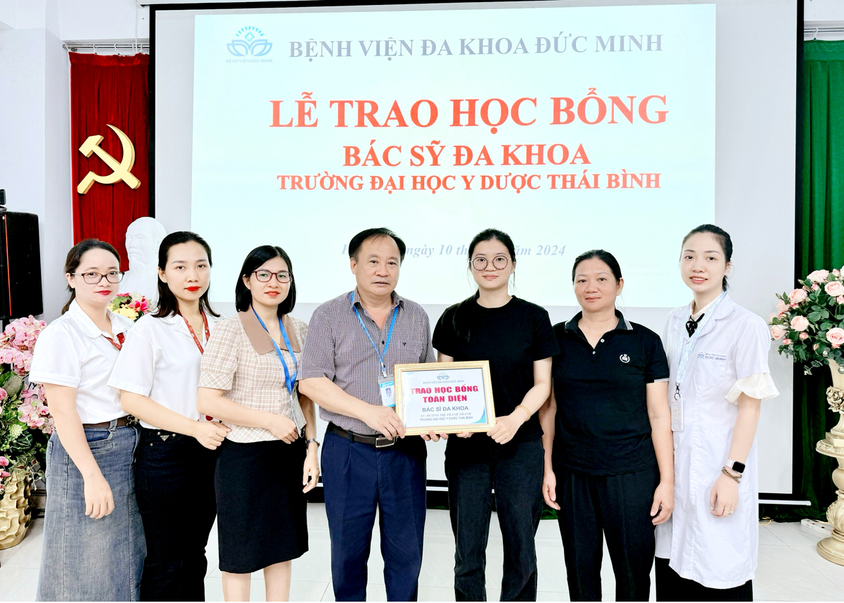 

Lãnh đạo Bệnh viện Đa khoa Đức Minh trao học bổng cho em Dương Thị Thanh Thanh.