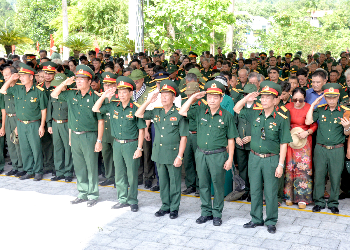 Ban liên lạc Sư đoàn 356 - Mặt trận Vị Xuyên của các tỉnh, thành phố dành một phút mặc niệm các Anh hùng Liệt sỹ tại Nghĩa trang Liệt sỹ Quốc gia Vị Xuyên