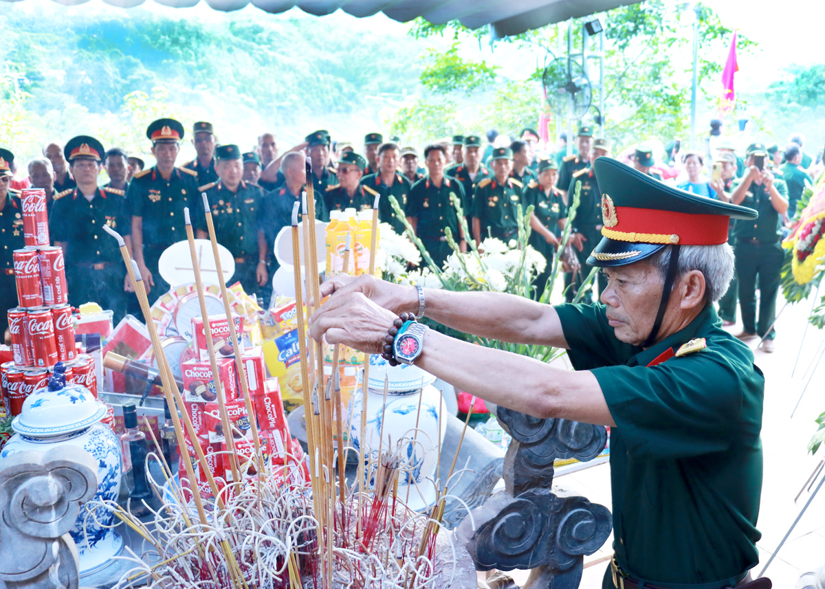 Đoàn công tác Ban liên lạc Hội Cựu chiến binh Trung đoàn Công binh 544 thắp hương tri ân các AHLS.