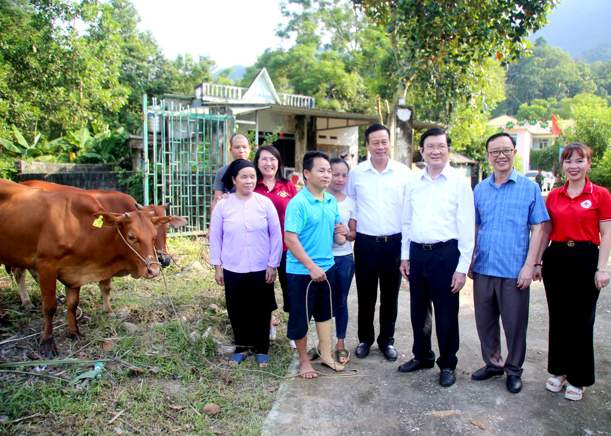 Đồng chí Trương Tấn Sang và lãnh đạo tỉnh, nhóm thiện nguyện CHIA SE - SHARING, đại diện Hội Chữ thập đỏ tỉnh trao tặng bò giống sinh sản cho 2 hộ dân xã Phương Tiến.