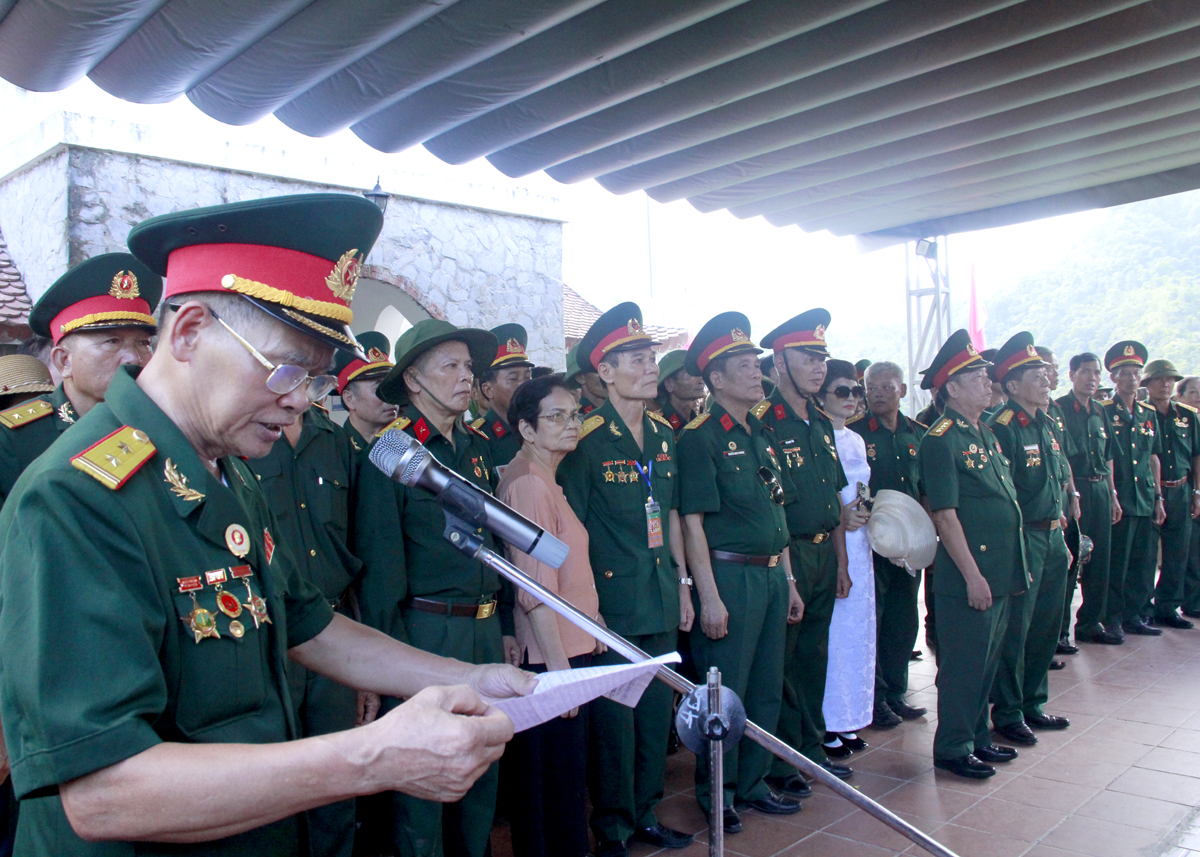 Cựu chiến binh Sư đoàn 356 dâng hương viếng các Anh hùng liệt sỹ tại đền thờ 468, xã Thanh Thủy.