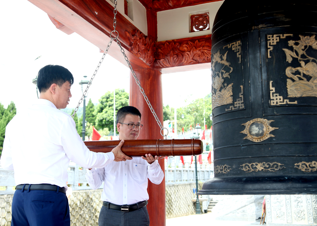 Đồng chí Vũ Xuân Chường và Nguyễn Trung Thu thỉnh chuông bắt đầu nghi thức viếng các AHLS tại Nghĩa trang Liệt sỹ Quốc gia Vị Xuyên.