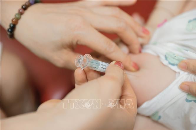 Tiêm vaccine phòng bạch hầu cho trẻ đúng lịch, đủ mũi. Ảnh: TTXVN