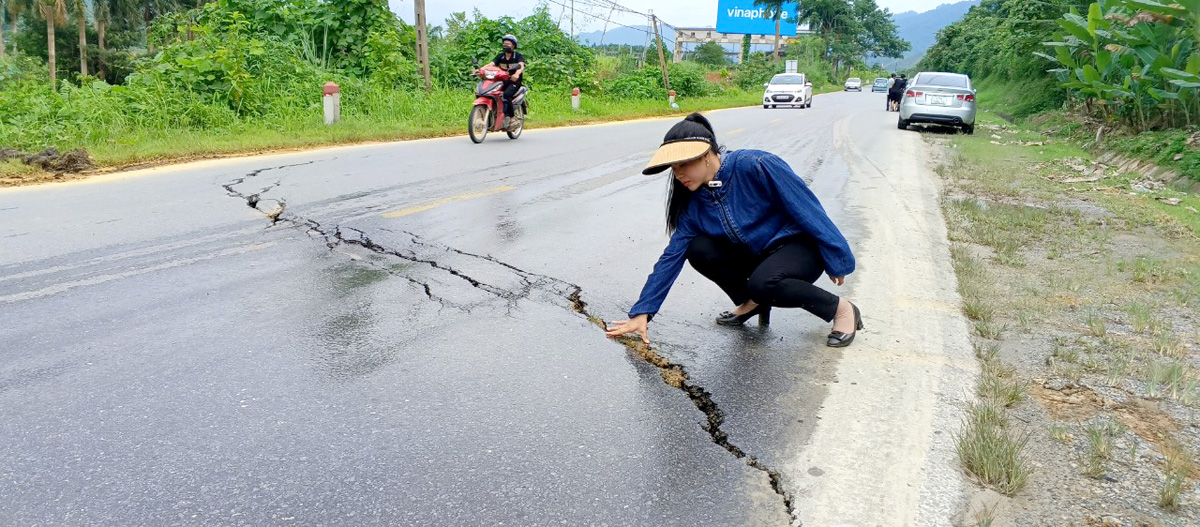 Vết nứt xuất hiện trên Quốc lộ 2 đoạn qua xã Đạo Đức.