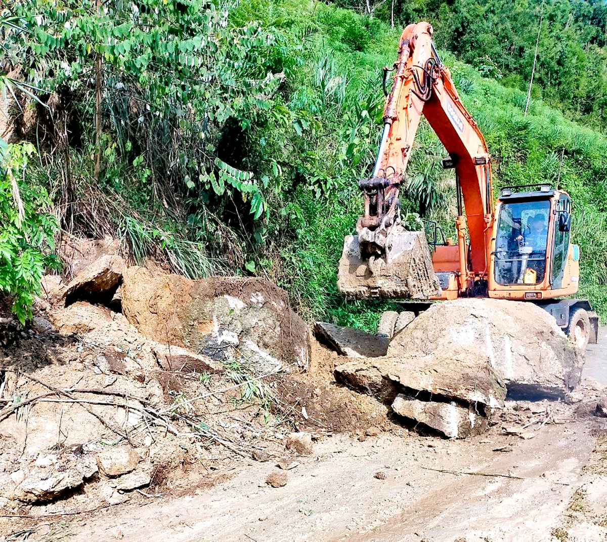 Xã Tân Lập huy động “4 tại chỗ” khắc phục những tuyến đường bị sạt lở. Ảnh: T.Phương
