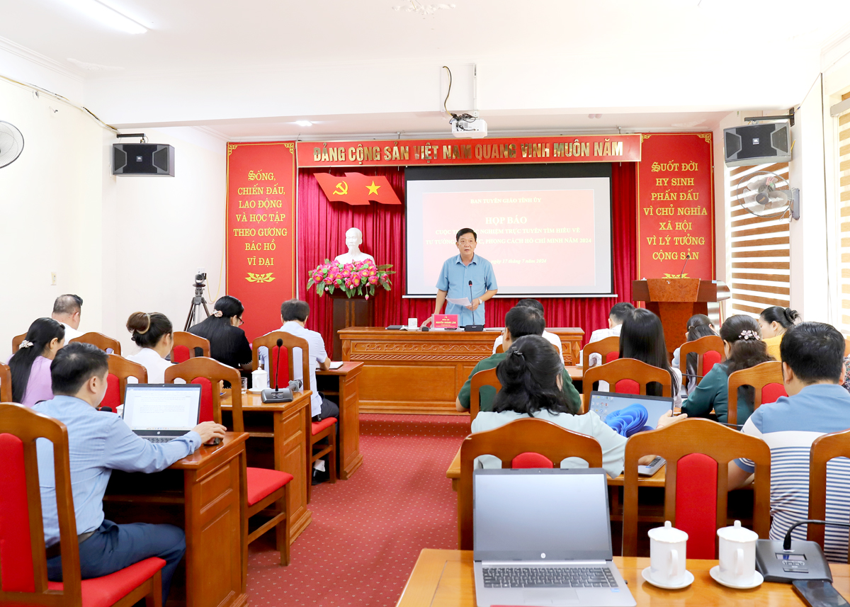 Đồng chí Nguyễn Khánh Lâm, Phó Trưởng ban Thường trực Ban Tuyên giáo Tỉnh ủy phát biểu tại buổi họp báo