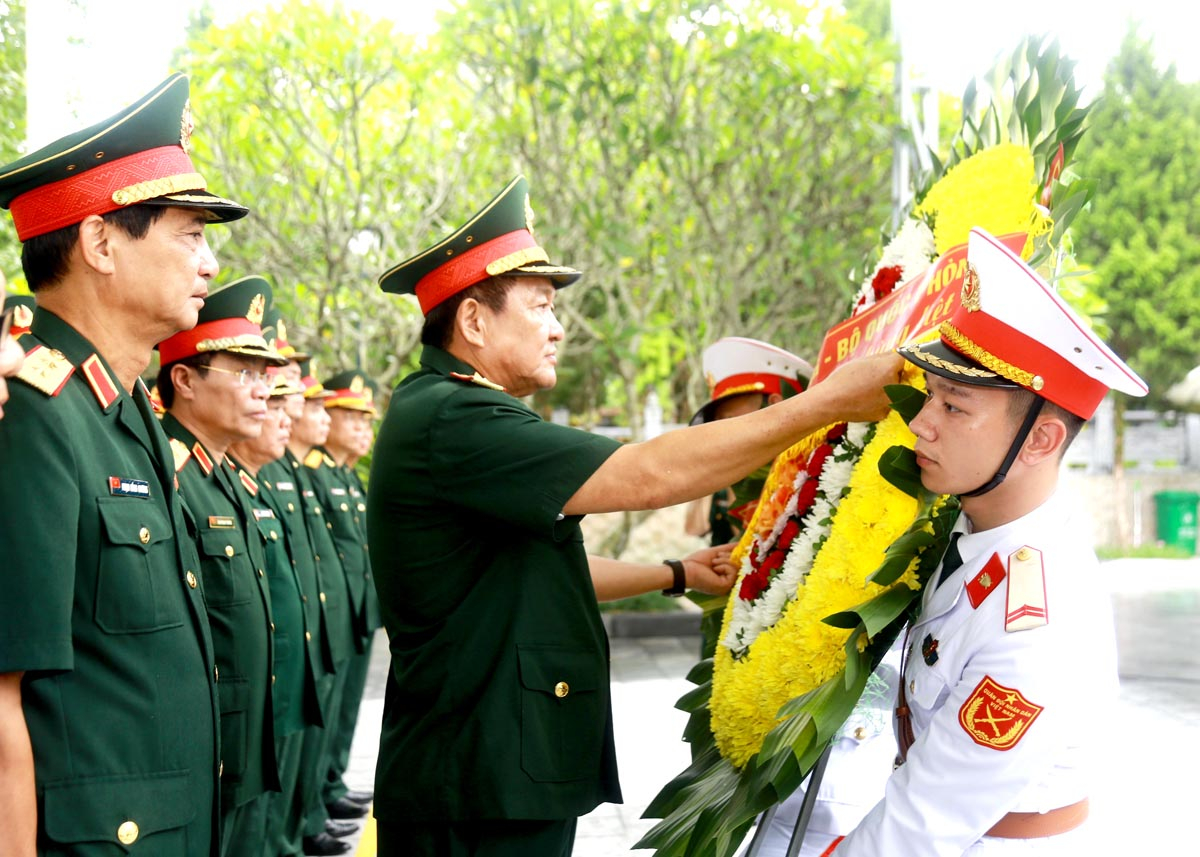 Thượng tướng Võ Minh Lương chỉnh vòng hoa kính dâng các AHLS.