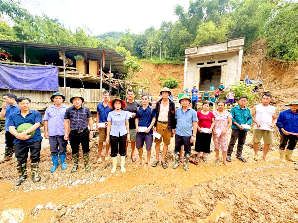 Lãnh đạo huyện Bắc Mê kiểm tra tình hình thực tế khu vực có nguy cơ sạt lở cao tại xã Minh Sơn.