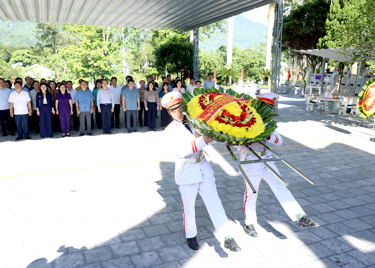 Đoàn công tác Ủy ban Pháp luật Quốc hội và các đồng chí lãnh đạo tỉnh dâng hoa, dâng hương tưởng nhớ các AHLS tại Tượng đài Tổ quốc ghi công.