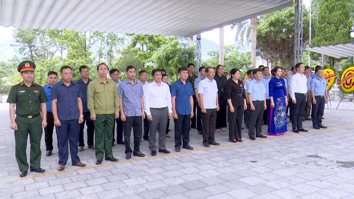 Đoàn đại biểu thành phố Hà Giang dâng hương, đặt vòng hoa tại Nghĩa trang Liệt sỹ Quốc gia Vị Xuyên