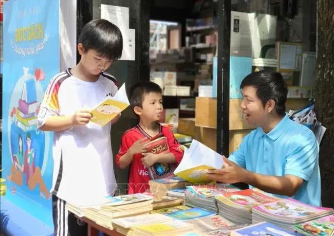 Đường Sách TP. Hồ Chí Minh (đường Nguyễn Văn Bình, Quận 1) là mô hình đường sách đầu tiên được triển khai trên cả nước. (Ảnh: TTXVN)