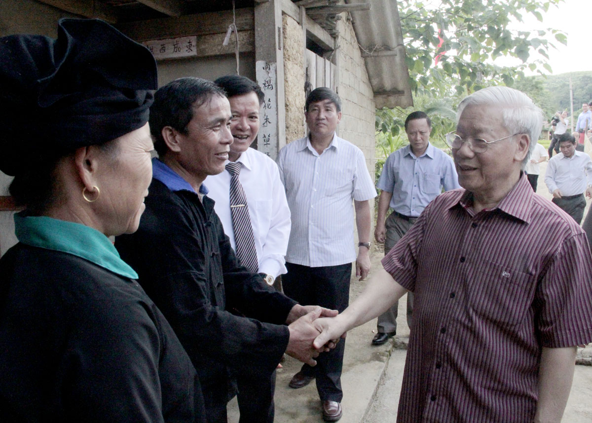 Tổng Bí thư Nguyễn Phú Trọng với nhân dân thôn Thượng Điện, xã Vinh Quang, huyện Vĩnh Bảo, thành phố Hải Phòng. (Ảnh: Trí Dũng/TTXVN)