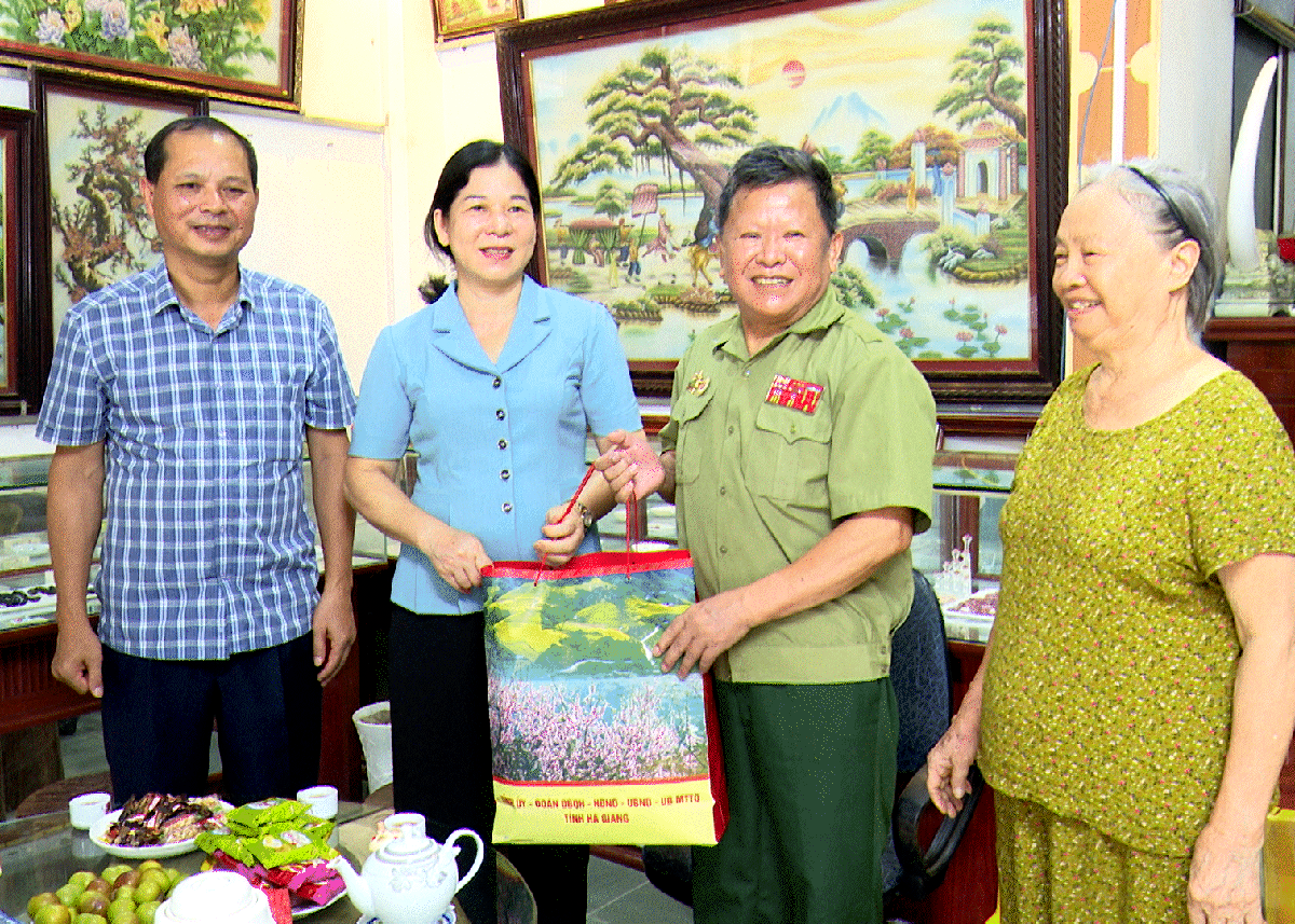 Bí thư Thành ủy Hà Giang Chúng Thị Chiên tặng quà bệnh binh Lù A Nảo tại tổ 6, phường Quang Trung