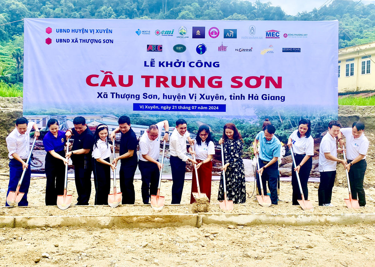 Các đồng chí lãnh đạo cùng nhà tài trợ khởi công xây dựng cầu dân sinh Trung Sơn, xã Thượng Sơn.