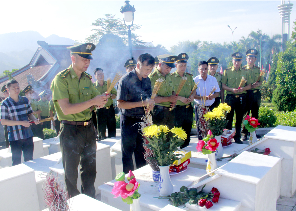 Lãnh đạo, cán bộ ngành Nông nghiệp thắp hương lên phần mộ các Anh hùng liệt sỹ.