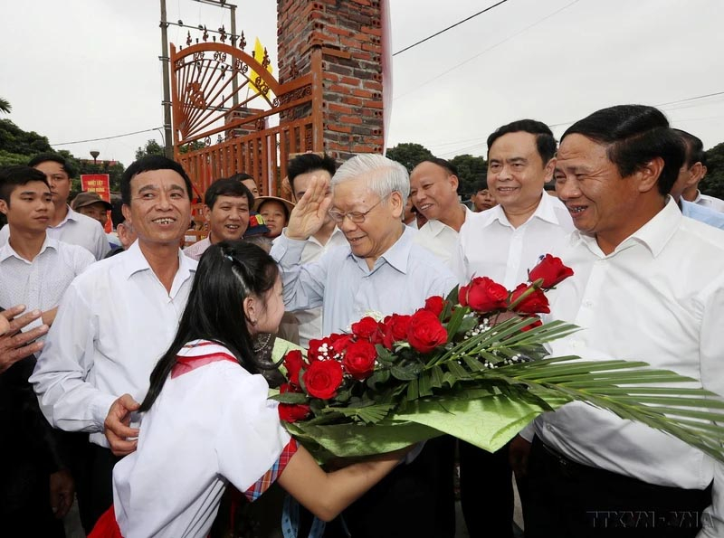 Thiếu nhi thôn Thượng Điện, xã Vinh Quang tặng hoa chào mừngTổng Bí thư Nguyễn Phú Trọng về Hải Phòng dự kỷ niệm 87 năm Ngày truyền thống Mặt trận Tổ quốc Việt Nam, ngày 15/11/2017. Ảnh: Trí Dũng-TTXVN