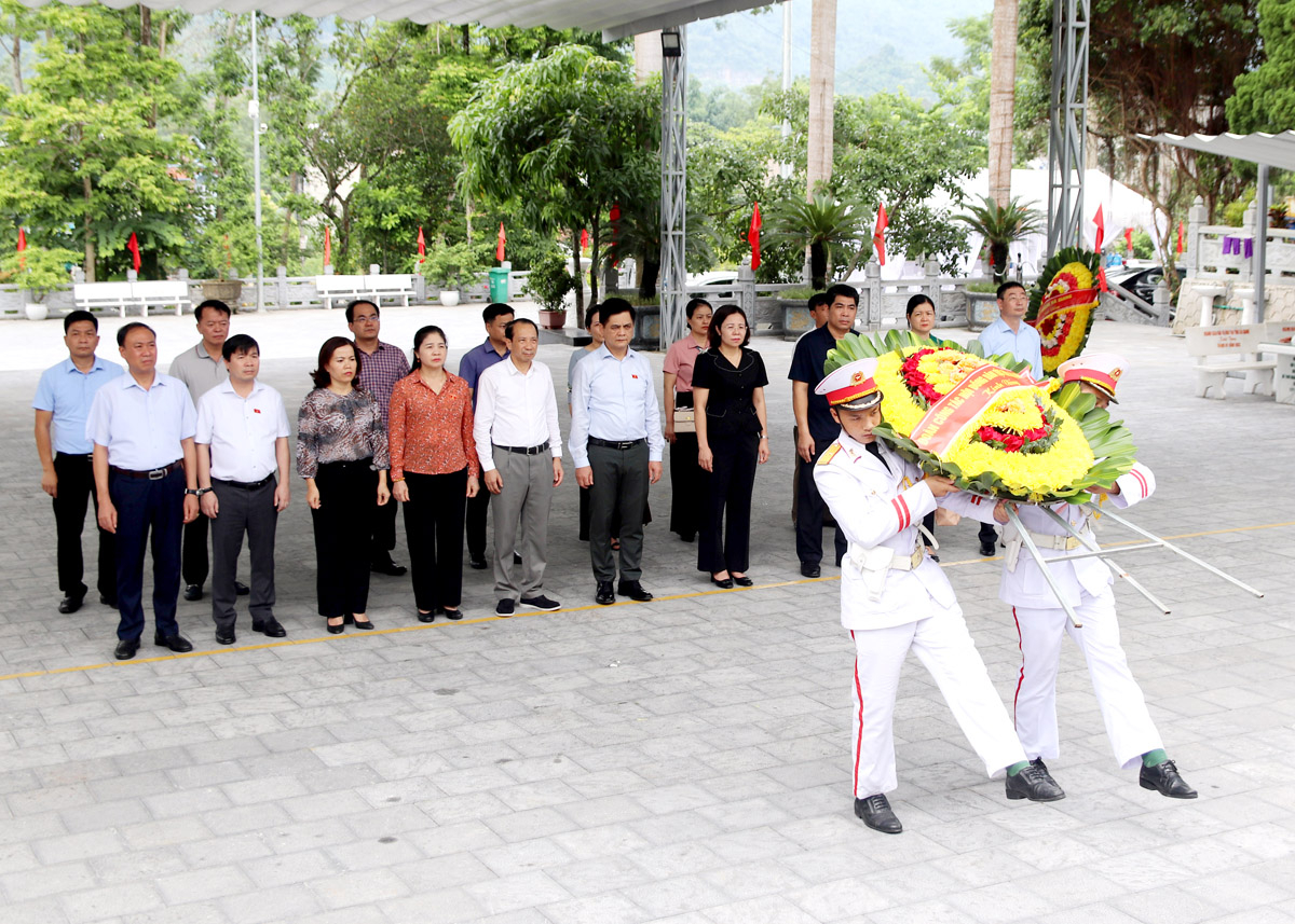 Đại biểu dâng hoa viếng các Anh hùng, Liệt sỹ tại Nghĩa trang Liệt sỹ Quốc gia Vị Xuyên.