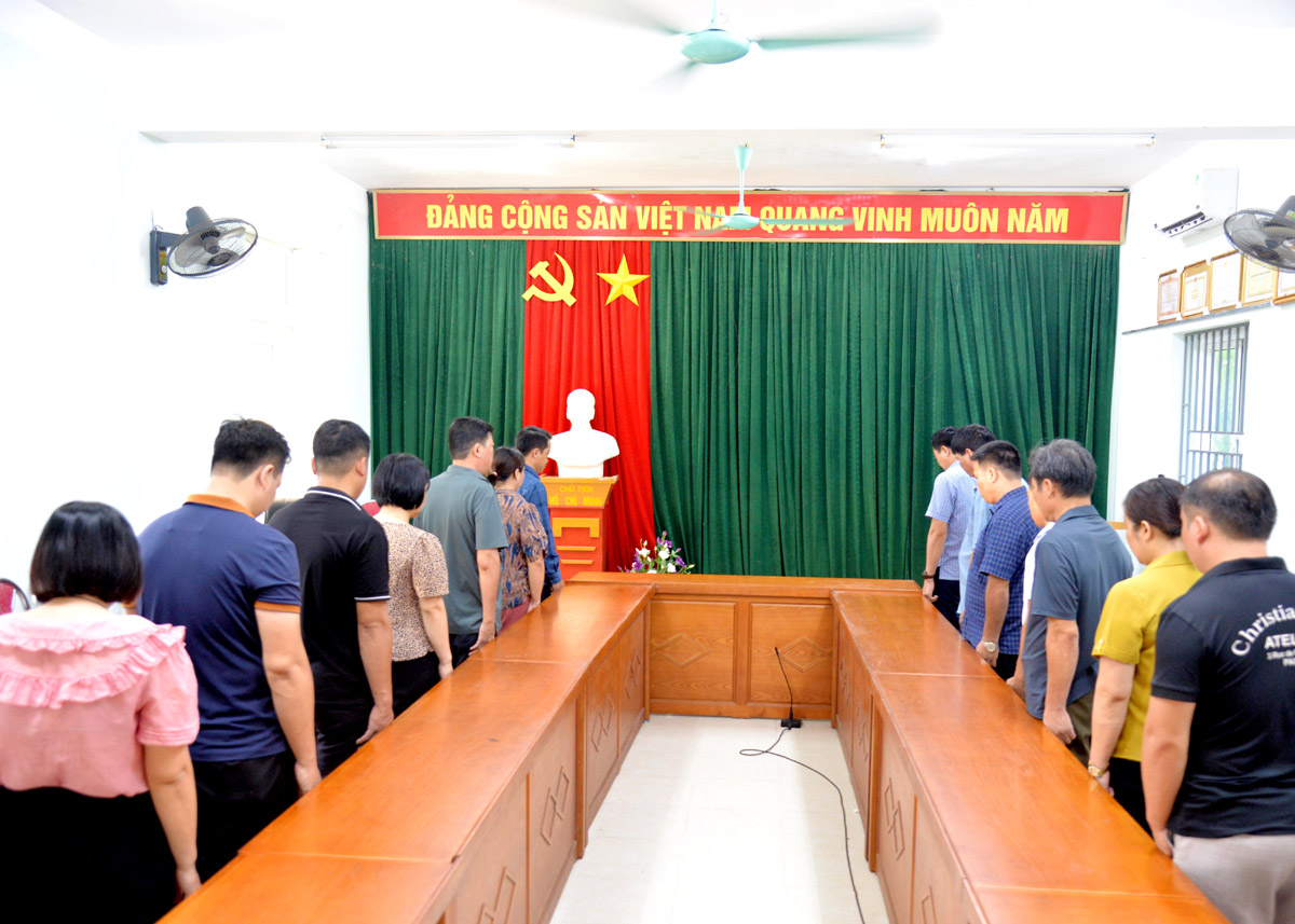 Cán bô, đảng viên xã Phương Thiện (thành phố Hà Giang) dành một phút mặc niệm, tưởng nhớ Tổng Bí thư Nguyễn Phú Trọng