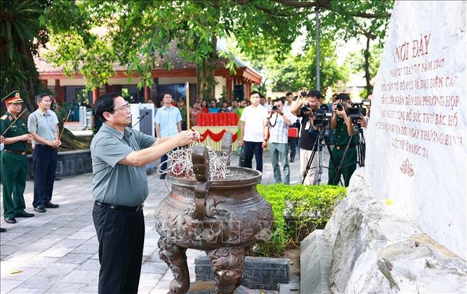 Thủ tướng Phạm Minh Chính dâng hương tại Khu di tích lịch sử quốc gia 27/7, huyện Đại Từ - Ảnh: Dương Giang/TTXVN