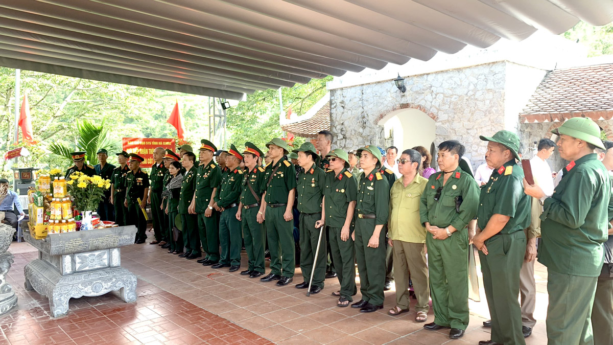 Hội Cựu chiến binh tỉnh Vĩnh Phúc kính viếng các anh hùng liệt sĩ hy sinh trong chiến tranh biên giới phía bắc Mặt trận Vị Xuyên tại điểm cao 468.