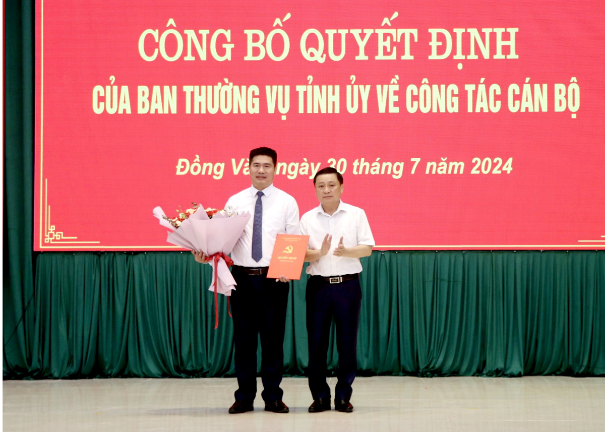 Đồng chí Nguyễn Minh Tiến, Trưởng Ban Tổ chức Tỉnh ủy trao quyết định của BTV Tỉnh ủy cho đồng chí Đỗ Quốc Hương