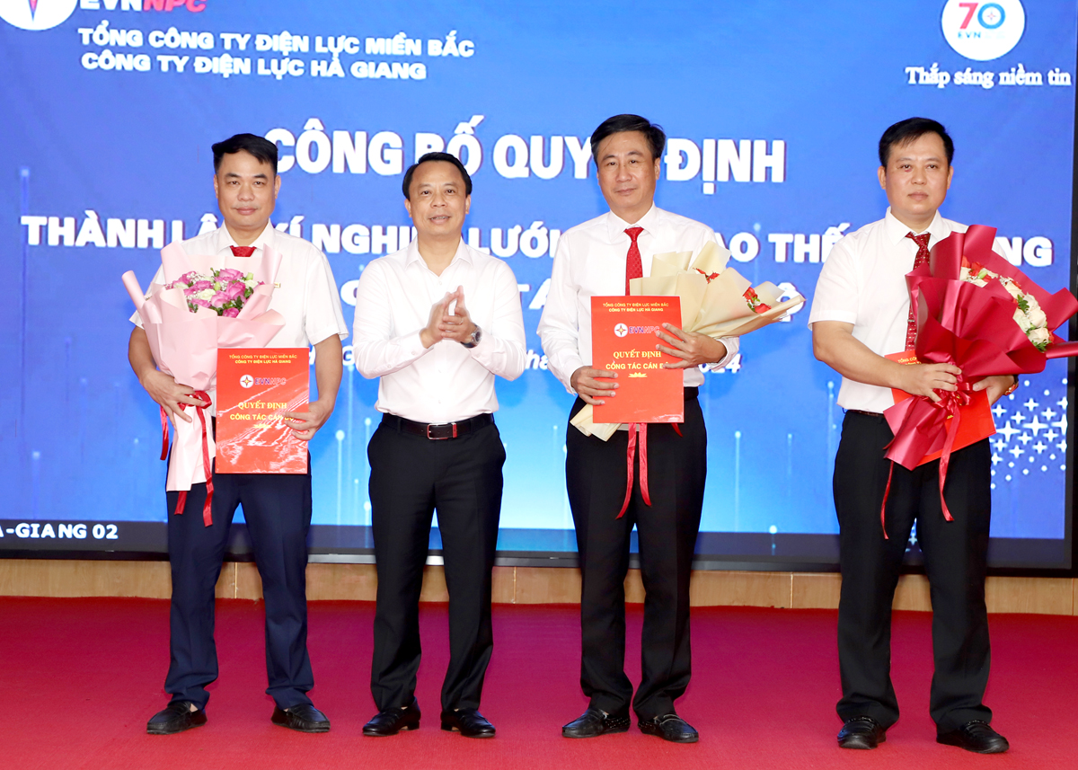 Giám đốc Công ty Điện lực Hà Giang trao quyết định bổ nhiệm cho lãnh đạo Xí nghiệp lưới điện cao thế Hà Giang.